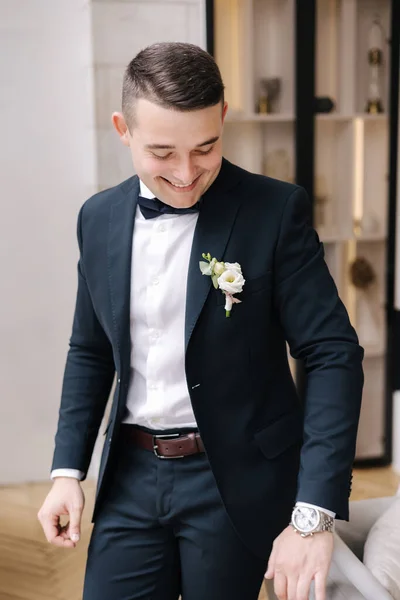 Schöner Bräutigam Eleganten Dunkelblauen Anzug Bereitet Sich Auf Den Hochzeitstag — Stockfoto