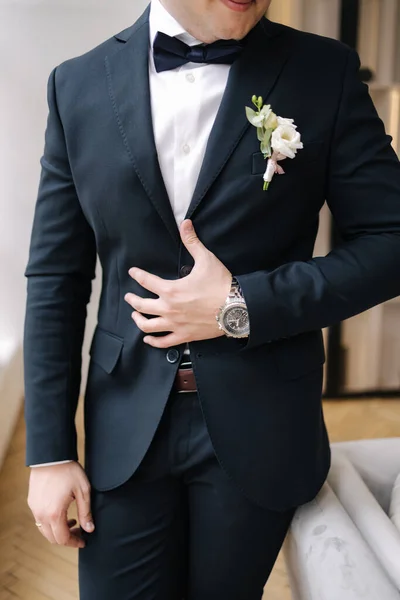 Mittlere Auswahl Eleganten Bräutigam Stilvollem Dunkelblauen Anzug Mit Krawattenschleife Und — Stockfoto