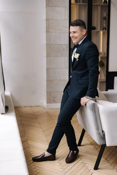 結婚式の日のための準備スタイリッシュなダークブルーのスーツでハンサムな新郎 スタジオで朝の新郎 高品質の写真 — ストック写真