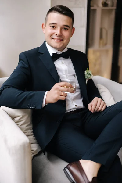Schöner Bräutigam Dunkelblauen Anzug Sitzt Auf Einem Stuhl Mit Einem — Stockfoto
