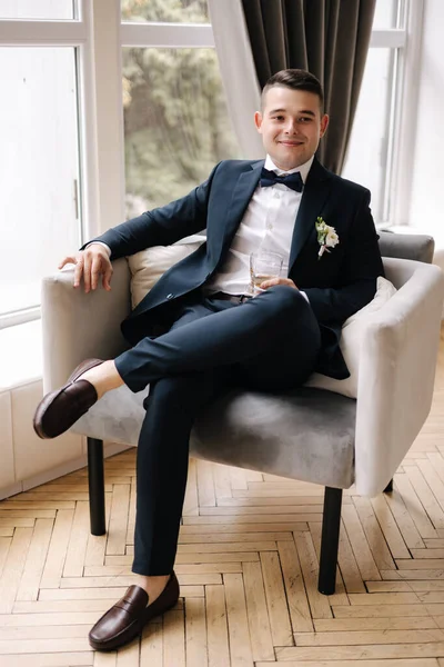 Stilvoller Bräutigam Sitzt Auf Stuhl Vor Großem Fenster Der Mensch — Stockfoto
