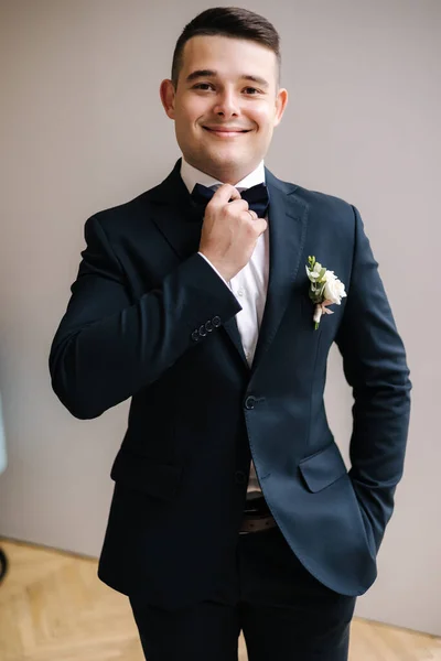 Portrét Pohledného Ženicha Tmavomodrém Obleku Připravujícího První Pohled Nevěstou Svatební — Stock fotografie