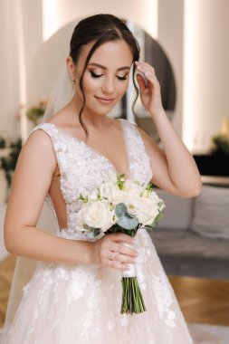 Güzel gelinin portresi. Düğün buketi. Muhteşem gelinlik içinde çekici bir genç kadın. Yüksek kalite fotoğraf