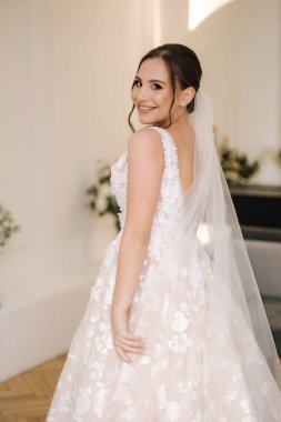 Neşeli gelin gülümsemesi ve düğün sabahında iyi eğlenceler. Düğün günü. Yüksek kalite fotoğraf