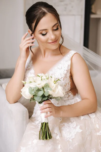 Wunderschöne Braut Schließt Ihre Augen Und Zeigt Wunderschönes Make Frau — Stockfoto