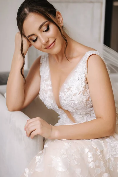 彼女の豪華な家の大きな窓の前の椅子に座って魅力的な若い花嫁 花嫁の朝のコンセプト 結婚式の日 高品質の写真 — ストック写真