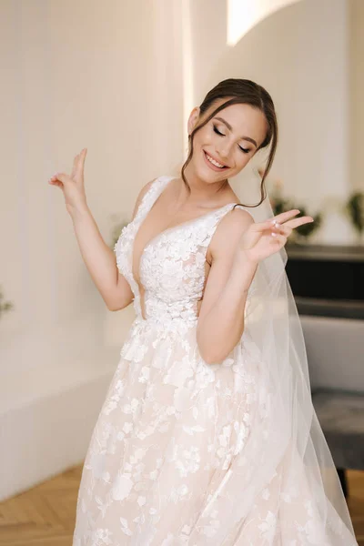 Fröhliche Braut Lächelt Und Hat Spaß Ihrem Brautmorgen Hochzeitstag Hochwertiges — Stockfoto