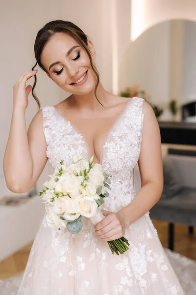 美しい花嫁の肖像は結婚式の花束を保持します 豪華なウェディングドレスで魅力的な若い女性 高品質の写真 — ストック写真