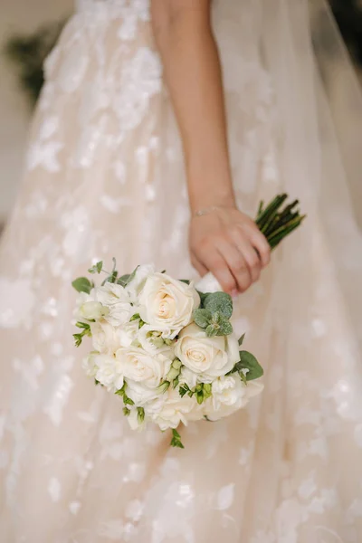 Detailní Záběr Nevěsty Drží Svatební Kytici Rukou Kvalitní Fotografie — Stock fotografie