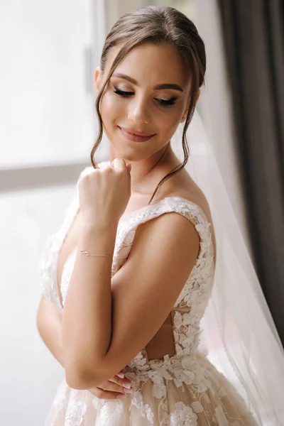 Portrét Elegantní Nevěsty Svatbě Oblečené Před Velkým Oknem Bride Morning — Stock fotografie