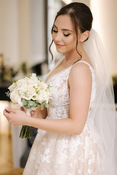Potret Pengantin Wanita Cantik Dengan Buket Pernikahan Yang Indah Pagi — Stok Foto