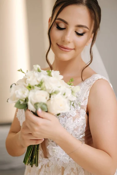 Porträt Einer Wunderschönen Braut Mit Wunderschönem Brautstrauß Morgen Der Braut — Stockfoto