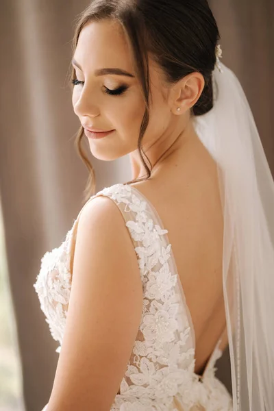 Vista Lateral Noiva Bonita Vestido Noiva Elegante Linda Maquiagem Penteado — Fotografia de Stock