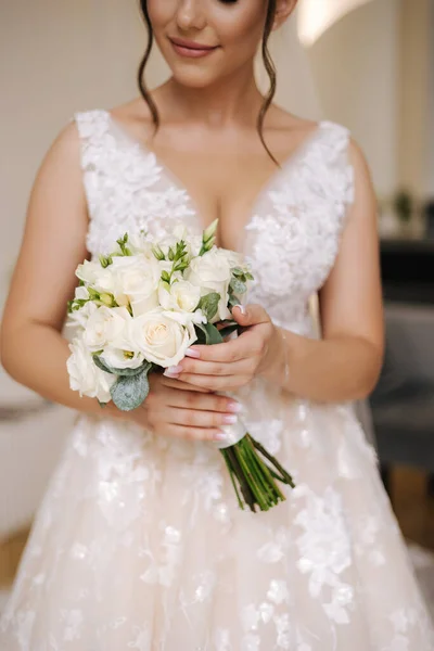 Retrato Bela Noiva Segurar Buquê Casamento Jovem Mulher Atraente Vestido — Fotografia de Stock
