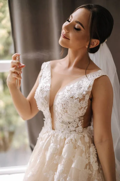 优雅的新娘在手腕上喷香水 高质量的照片 — 图库照片