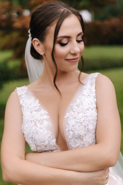 Açık havada duran gelinlik içindeki muhteşem gelinin portresi. Zarif elbiseler içinde güzel bir gelin. Yüksek kalite fotoğraf