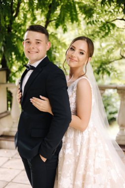 Açık havada duran gelinlik içindeki muhteşem gelinin portresi. Zarif elbiseler içinde güzel bir gelin. Yüksek kalite fotoğraf