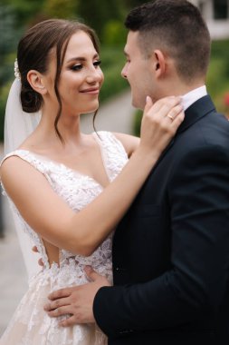Dışarıda yürüyen güzel bir çiftin yakın plan portresi. Damat ve gelin parkta. Yüksek kalite fotoğraf
