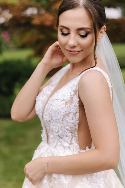屋外に立ってウェディングドレスで豪華な花嫁の肖像画 エレガントなドレスで美しい花嫁 高品質の写真 — ストック写真