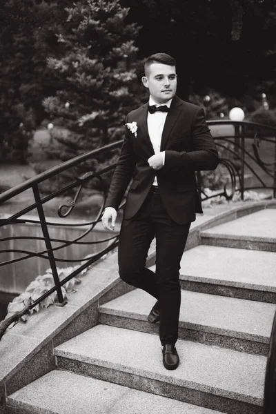 Schöner Bräutigam Eleganten Anzug Freien Schwarz Weiß Foto Von Geht — Stockfoto