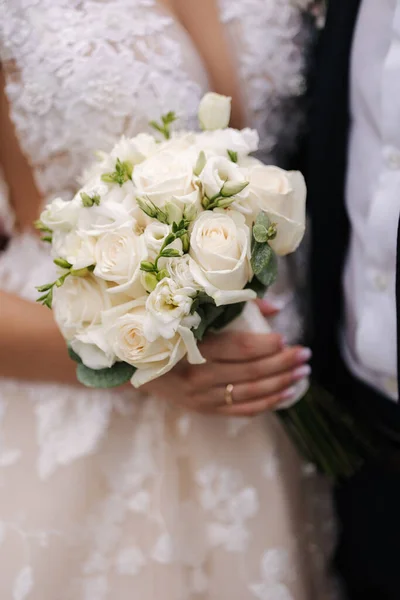 Крупним Планом Наречена Тримає Весільний Букет Руках Красиві Білі Квіти — стокове фото