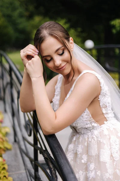 Портрет Привлекательной Невесты Великолепном Свадебном Платье Элегантная Женщина Вечерним Макияжем — стоковое фото