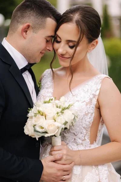 Πορτρέτο Του Όμορφου Γαμπρού Και Πανέμορφη Νύφη Στέκεται Εξωτερική Νύφη — Φωτογραφία Αρχείου