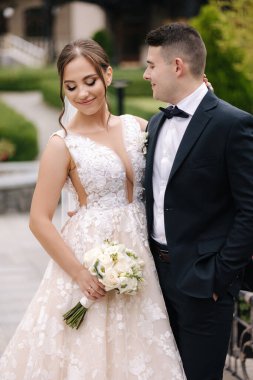 Dışarıda yürüyen güzel bir çiftin yakın plan portresi. Damat ve gelin parkta. Yüksek kalite fotoğraf