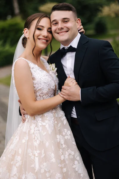 Damat Gelin Kameraya Bakın Gülümseyin Güzel Bir Düğün Çifti Portresi — Stok fotoğraf