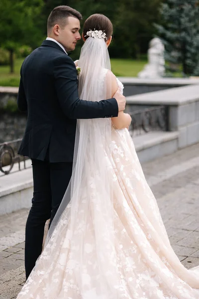 Pohled Ženicha Jak Objímá Nevěstu Líbá Elegantní Svatební Šaty Kvalitní — Stock fotografie