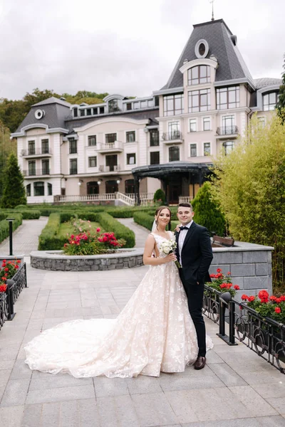 Gyönyörű Menyasszony Vőlegény Áll Szemben Luxus Épület Étterem Séta Kiváló — Stock Fotó