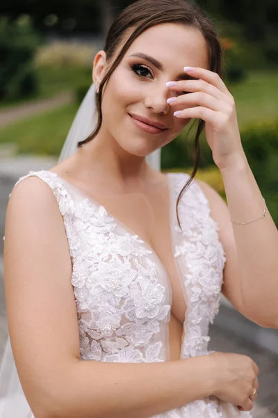 Portrait Gorgeous Bride Wedding Dress Standing Outdoors Beautiful Bride Elegant — Stock Photo, Image
