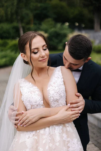 Groom Abraça Sua Noiva Por Trás Beija Feliz Recém Casados — Fotografia de Stock
