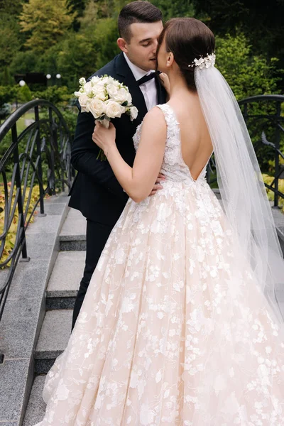 結婚式中の花嫁の子供の新郎 女性は花束と抱擁新郎を保持します 高品質の写真 — ストック写真