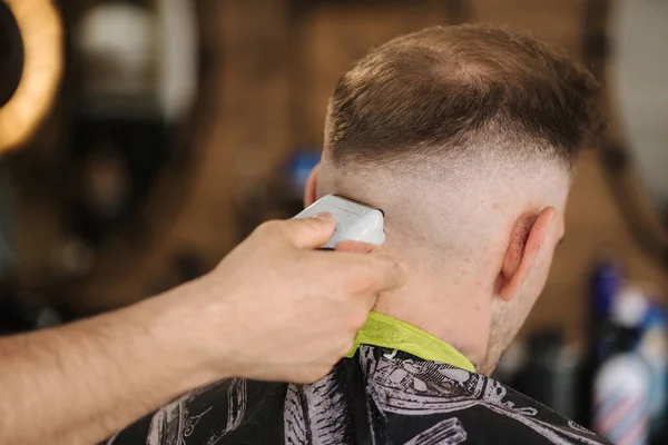 Vista Posterior Mano Humana Mantenga Trimmer Hacer Peinado Para Hombre — Foto de Stock