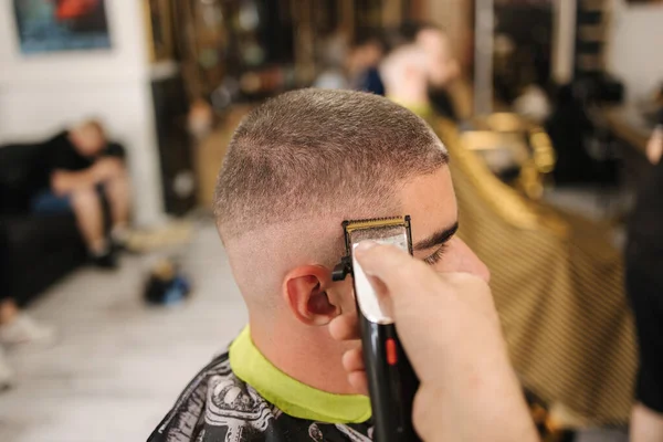 Vue Latérale Client Masculin Assis Dans Salon Coiffure Coupe Cheveux — Photo