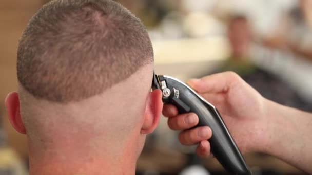 Vista Posterior Mano Humana Mantenga Trimmer Hacer Peinado Para Hombre — Vídeo de stock