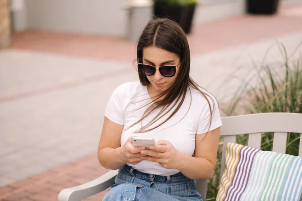 Mujer Joven Atractiva Usando Teléfono Aire Libre Una Chica Guapa — Foto de Stock