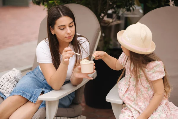 Egy Kislány Jégkrémet Eszik Anyával Két Lány Pihen Vásárlás Után — Stock Fotó
