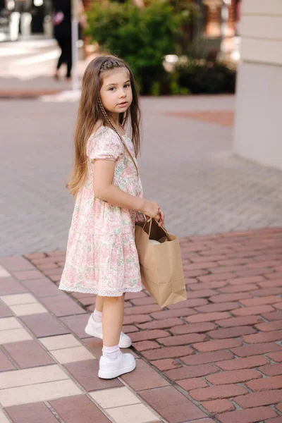 쇼핑하고 귀여운 쇼핑백을 귀여운 아이의 고품질 — 스톡 사진