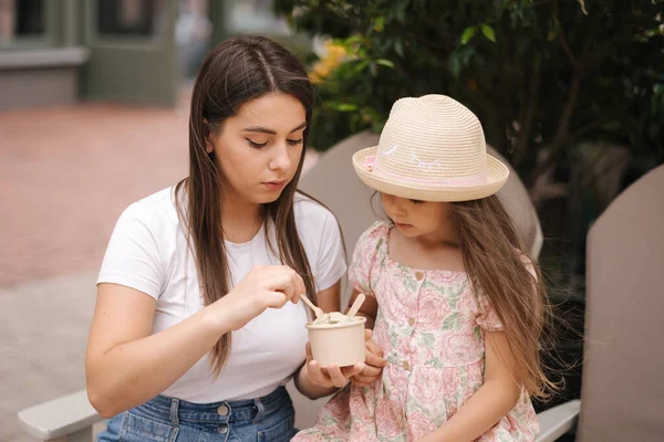 小女孩和妈妈一起吃冰淇淋 两个女孩购物后休息一下 女儿和妈妈坐在室外 高质量的照片 — 图库照片