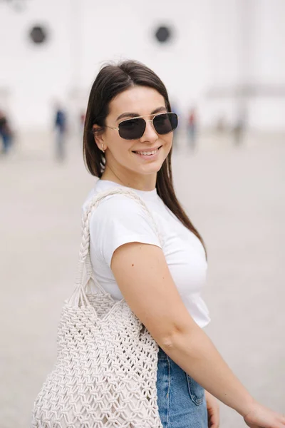 Güneş Gözlüklü Kot Pantolonlu Güzel Bir Kadın Mutlu Bir Kadın — Stok fotoğraf