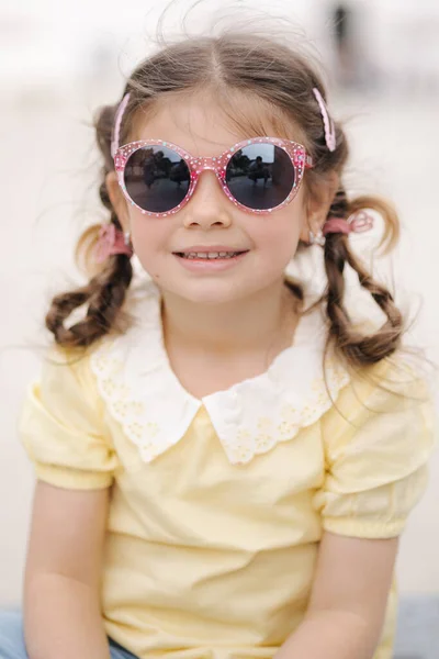 Κοντινό Πορτραίτο Ενός Όμορφου Κοριτσιού Γυαλιά Ηλίου Ευτυχισμένο Παιδί Υψηλής — Φωτογραφία Αρχείου