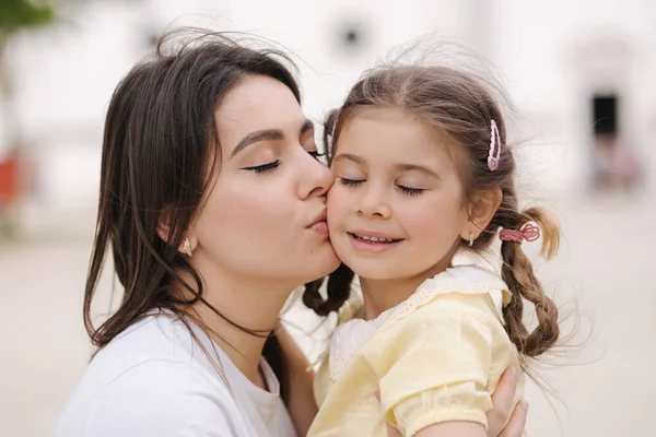 Ritratto Ravvicinato Adorabile Figlia Con Bella Mamma Foto Alta Qualità — Foto Stock
