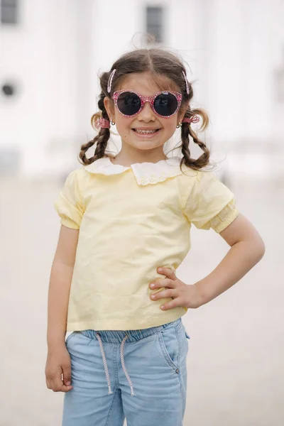 선글라스를 소녀의 티셔츠에 청바지입은 귀여운 고품질 — 스톡 사진