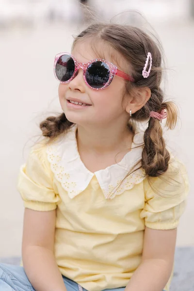 Κοντινό Πορτραίτο Ενός Όμορφου Κοριτσιού Γυαλιά Ηλίου Ευτυχισμένο Παιδί Υψηλής — Φωτογραφία Αρχείου
