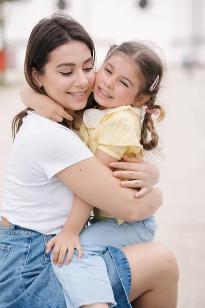 Draguta Fata Îmbrățișa Mama Distreze Femeie Fiica Aer Liber Fotografie — Fotografie, imagine de stoc