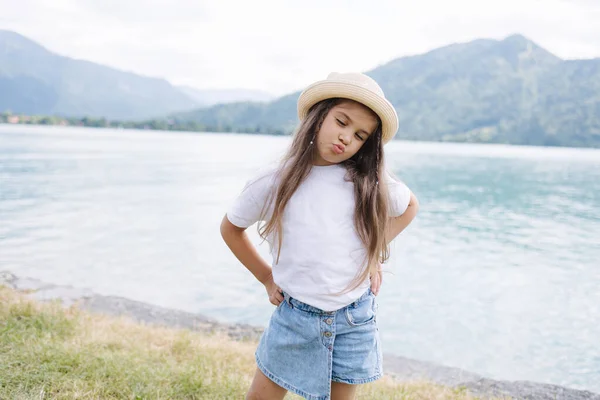 Schattig Klein Meisje Denim Rok Wit Shirt Panama Stro Staan — Stockfoto