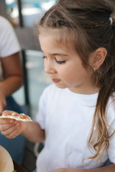 Egy Kislány Pizzát Eszik Kávézóban Aranyos Lány Ebéd Után Séta — Stock Fotó