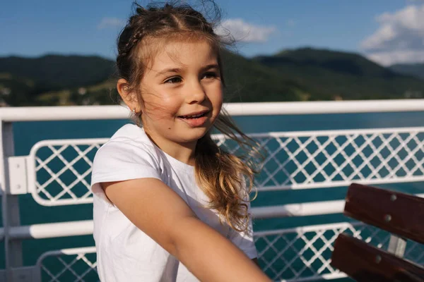 Egy Kislány Menti Hajókiránduláson Kiváló Minőségű Fénykép — Stock Fotó